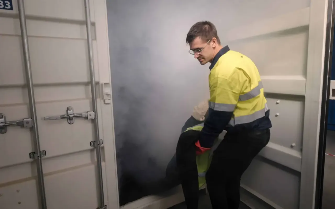 BHV'er sleept een slachtoffer uit een rookruimte