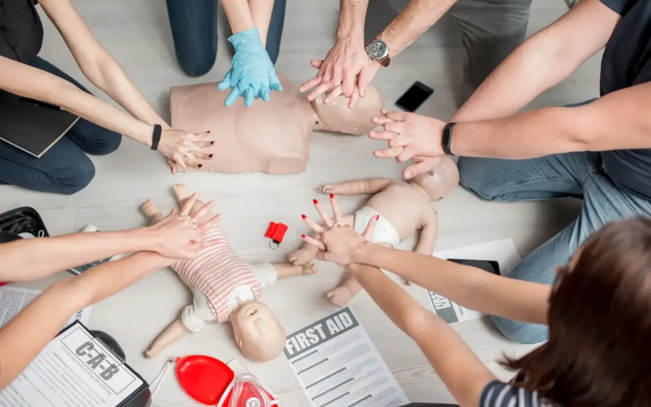 Groep oefent reanimatie op oefenpoppen