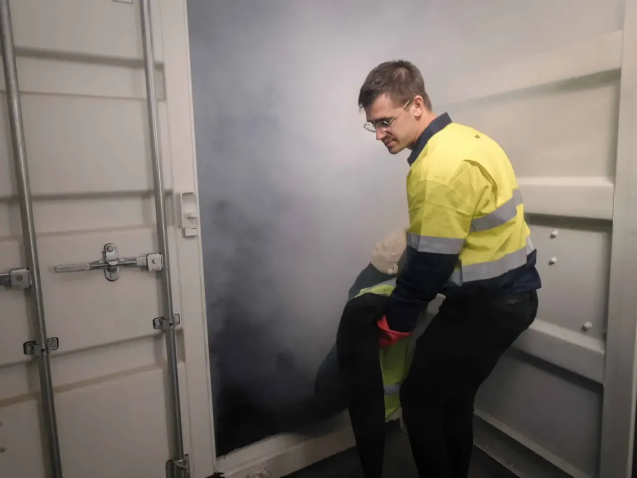 Deelnemer redt een slachtoffer uit een rookruimte tijdens een BHV-training