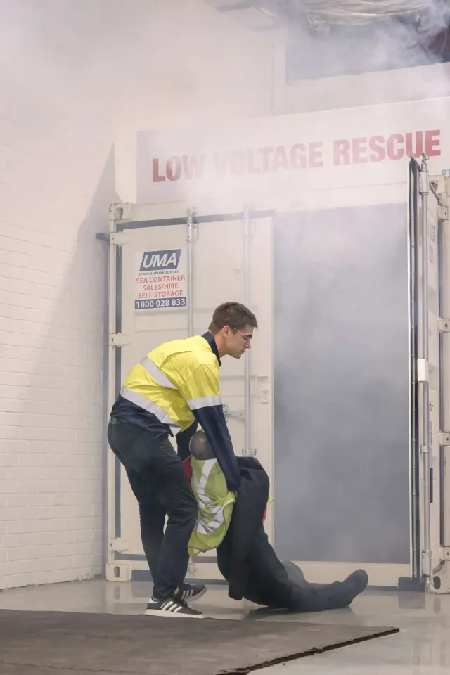 Reddingsoefening bij een rookcontainer tijdens een veiligheidstraining